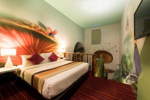 吉隆坡Maison Boutique Theme Hotel Kuala Lumpur by Swing & Pillows的一间卧室配有一张壁画床