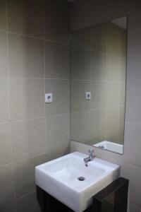 加拉旺卡拉旺英达大酒店的浴室设有白色水槽和镜子