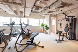 香港翡格酒店的健身房设有心肺功能训练器材和跑步机