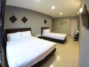 新邦安拨新邦安拔@JV酒店的酒店客房设有两张床和电视。