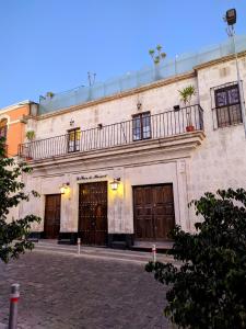 阿雷基帕La Casa de Margott的一座带两扇门和阳台的大型建筑
