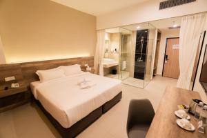 芙蓉D&F BOUTIQUE HOTEL SEREMBAN 2的一间酒店客房 - 带一张床和一间浴室
