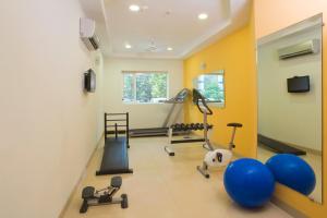 古瓦哈提格尔瓦哈提酒店的一间健身房,里面设有举重器材和健身器材