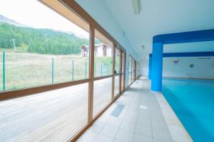 莱索尔Les Terrasses du Soleil d'Or By Infini Mountain的大型客房设有游泳池和大窗户