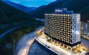 旌善Jeongseon Intoraon Hotel的山 ⁇ 的夜幕