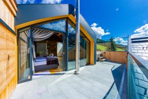 多比亚科玫瑰园酒店的卧室的玻璃延伸