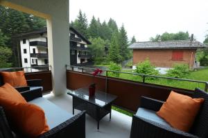 芙露姆赛山利珀索公寓的阳台配有沙发和一张美景桌子。