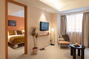 香港翡格酒店的酒店客房,配有床和镜子