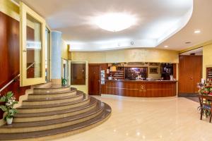 巴蒂帕利亚圣卢卡酒店的大堂,设有楼梯和酒吧