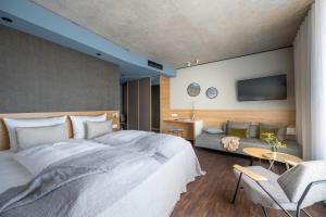 腓特烈港Hotel Maier的一间卧室配有一张大床和一张沙发
