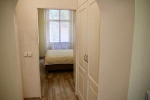 卡罗维发利Apartman Sylva na Staré Louce的小房间设有床和窗户