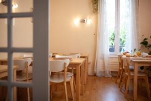舒瓦西勒鲁瓦帕克酒店的用餐室配有木桌、椅子和窗户