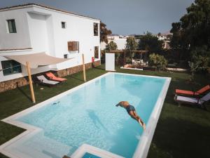 拉哈雷斯Surfescape Fuerteventura的一个人在游泳池游泳