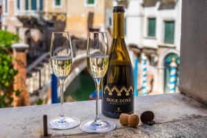 威尼斯多纳宫酒店的桌子上放有一瓶葡萄酒和两杯酒