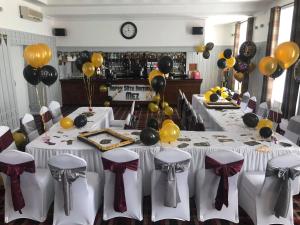 奥福德Haughton Arms Hotel的一组黄色和黑色气球的桌子