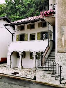 科巴里德Hiša Liza的白色的房子,设有楼梯和阳台
