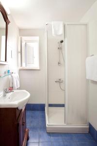 拉纳卡阿尔吉斯提城市酒店的带淋浴和盥洗盆的浴室