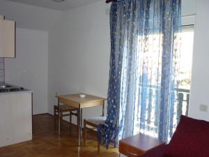 洛克维波托克旅馆的客厅配有桌子和蓝色窗帘
