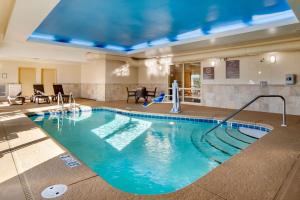 格尔夫波特格尔夫波特康福特套房酒店的在酒店房间的一个大型游泳池