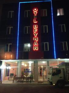 梅尔辛北汉酒店的旁边有一个 ⁇ 虹灯标志的酒店