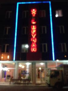 梅尔辛北汉酒店的酒店前方的 ⁇ 虹灯标志