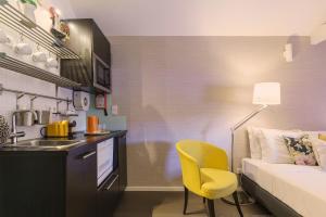 波尔图Stay in Apartments Ribeira 24的小房间设有床和黄色椅子