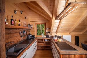 拉赫塔尔Chalet Risus Vallis Lachtal的小木屋内的厨房设有木墙