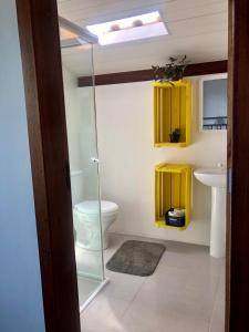 弗洛里亚诺波利斯Lampião Hostel的浴室设有卫生间和带黄色橱柜的盥洗盆。