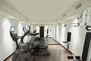 波尔图博阿维斯塔贝飒酒店的一间健身房,里面配有有氧器材