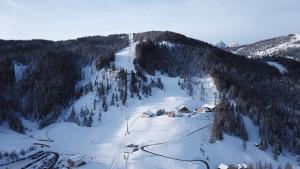 圣卡夏诺Surega - Idyllic Farmhouse的雪覆盖的山,上面有滑雪小屋
