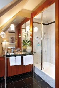莱比锡莱比锡海滨公园酒店的带浴缸、水槽和淋浴的浴室