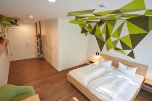 弗莱堡Busses Guesthouse的一间卧室设有一张床和几何墙