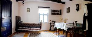 ŞonaCasa din Şona的客厅配有桌子和窗户