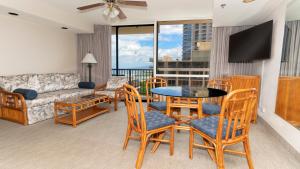 檀香山Imperial Hawaii Resort的客厅配有沙发和桌椅