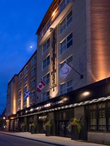 魁北克市劳里尔堡酒店的酒店大楼前方有旗帜