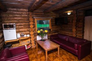 库尔迪加Log Cabin的客厅配有沙发和桌子