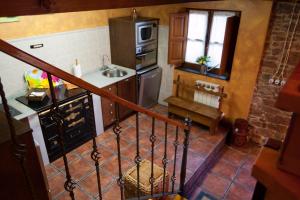CamocaCasa Lolo de Villaviciosa的一间带水槽和炉灶的小厨房