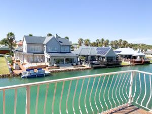 杰弗里湾马提尼克岛码头住宿加早餐旅馆的河边的水面上一排房子