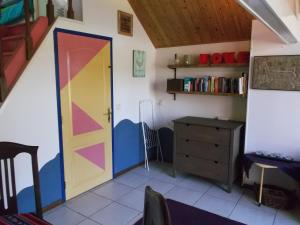 Sint-OedenrodeHoliday Home Achterbos的一间多彩的门和一张书桌的房间