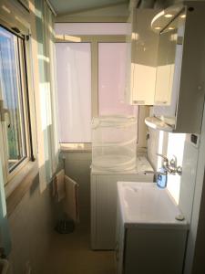 圣维托基耶蒂诺CASA DEI TRABOCCHI的白色的浴室设有水槽和窗户。