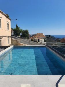 杜布罗夫尼克Apartment Pero&Mika With Swimming Pool的蓝色的海景游泳池
