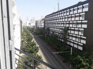 拉巴特HOTEL VELLEDA的城市中一条空荡荡的街道,有建筑
