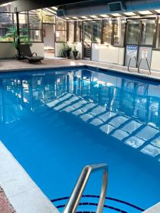帕克城GetAways at Park Regency Resort的大楼内的一个蓝色海水游泳池