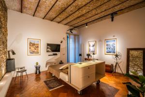 萨莱诺Vinto House Salerno Old Town的一间卧室配有一张床,并在一间客房内配有电视。