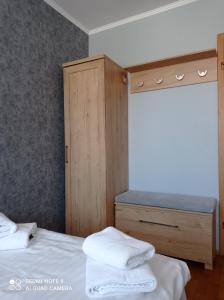 若雷斯达姆林酒店的一间卧室设有两张床和木制橱柜