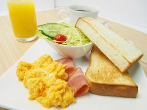 ShōkiHOTEL Artia Izumiotsu (Adult Only)的包括鸡蛋烤面包和沙拉的早餐盘