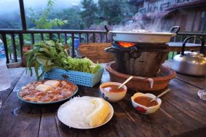 湄林班苏安玛雅旅馆的餐桌,带食物盘和烤架