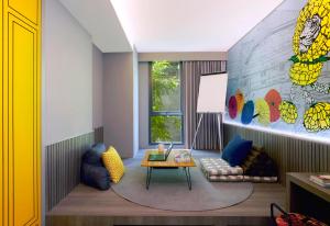 曼谷lyf曼谷素坤逸8号共享公寓的客厅配有沙发和桌子