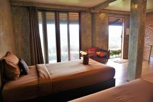 湄林班苏安玛雅旅馆的一间卧室设有两张床和大窗户