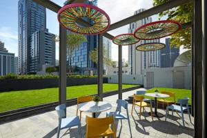 曼谷lyf曼谷素坤逸8号共享公寓的一个带桌椅和遮阳伞的庭院